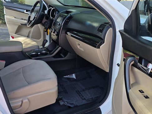 Used 2013 Kia Sorento LX w/ Convenience Pkg FWD image 14