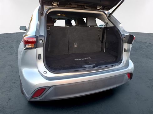 Used 2021 Toyota Highlander XLE image 22