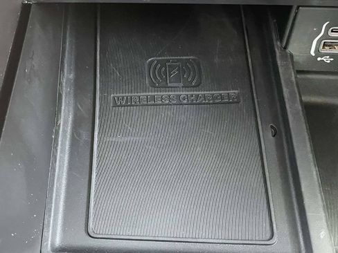 Used 2022 Chrysler Pacifica Limited FWD image 24
