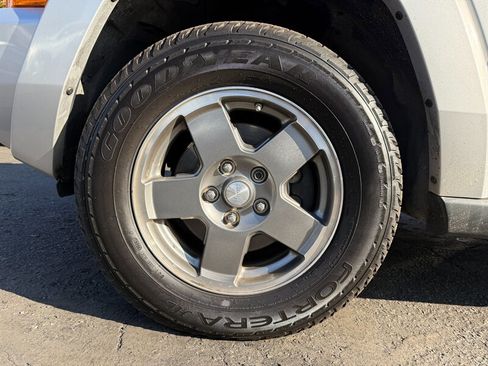 Used 2007 Jeep Commander Sport w/ Skid Plate Group image 9