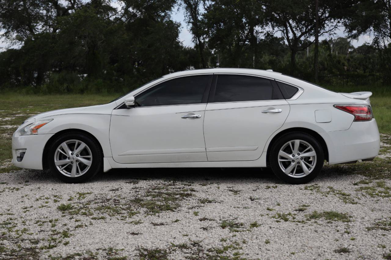 Used 2015 Nissan Altima 2.5 SL w/ Technology Package FWD image 3