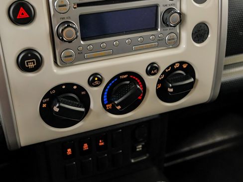 Used 2012 Toyota FJ Cruiser 4WD image 25