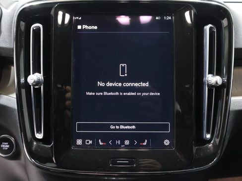 Used 2023 Volvo XC40 B5 Core image 28