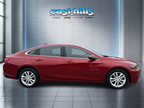 Used 2018 Chevrolet Malibu LT image 2