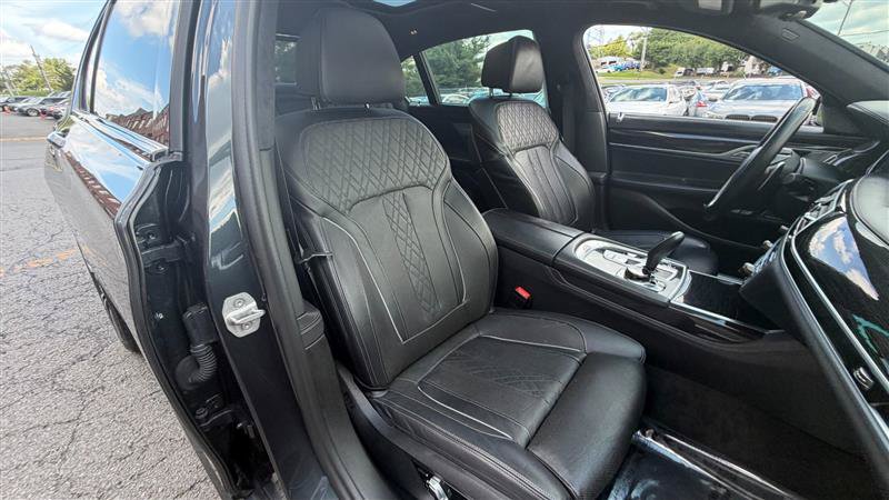 Used 2018 BMW 750i RWD image 15
