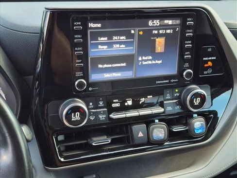 Used 2021 Toyota Highlander LE FWD image 12