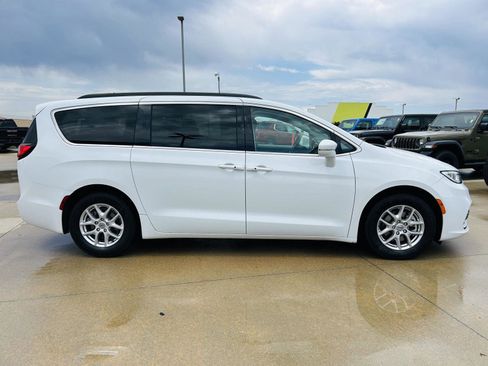 Used 2022 Chrysler Pacifica Touring-L FWD image 40
