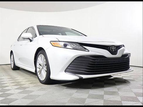 Used 2018 Toyota Camry XLE FWD image 1