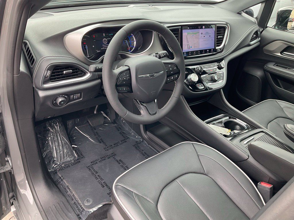 Used 2023 Chrysler Pacifica Limited w/ S Appearance Package FWD image 6