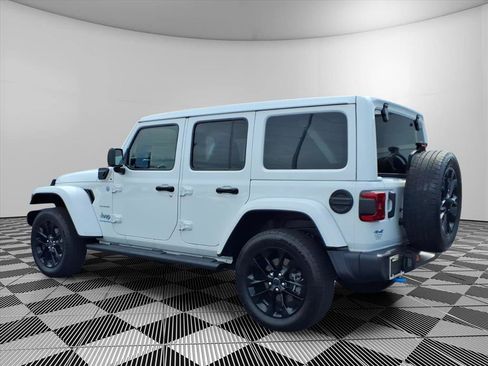 Used 2024 Jeep Wrangler Unlimited Sahara w/ Technology Group AWD/4WD image 26