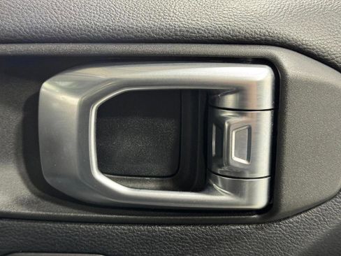 Used 2018 Jeep Wrangler Unlimited Sahara image 18