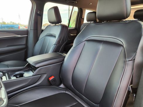 New 2025 Jeep Grand Cherokee Limited w/ Black Appearance Package image 22