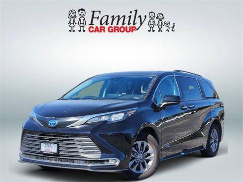 Certified 2024 Toyota Sienna XLE image 1