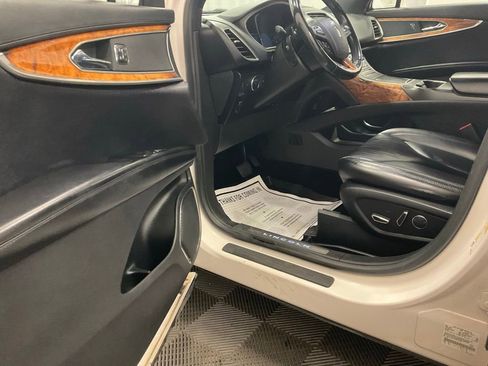 Used 2017 Lincoln MKX Select w/ Select Plus Package AWD/4WD image 13