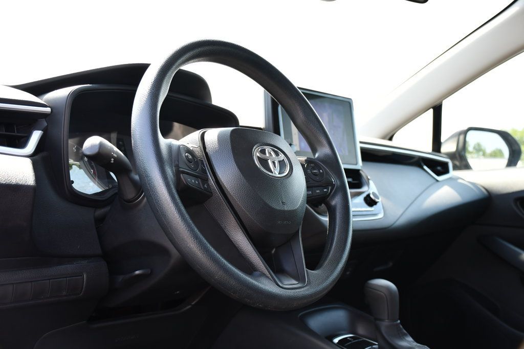 Used 2025 Toyota Corolla LE FWD image 15