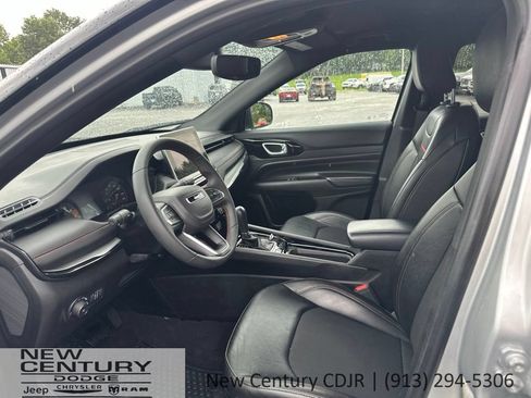 Used 2025 Jeep Compass Trailhawk AWD/4WD image 5