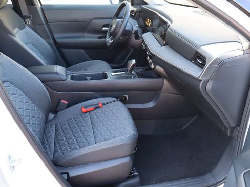 Used 2025 Nissan Kicks SV w/ Illumination Package FWD image 16
