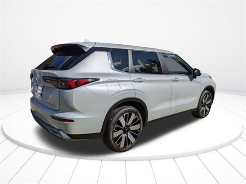 New 2025 Mitsubishi Outlander SE image 4