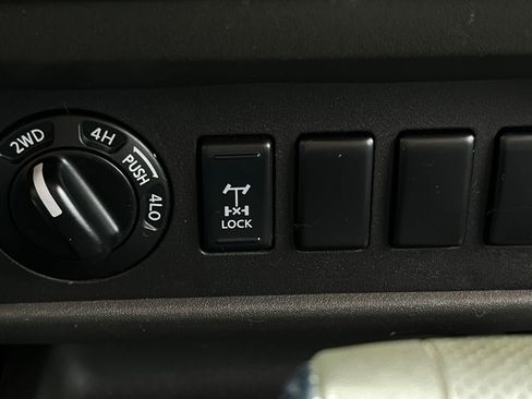 Used 2005 Nissan Frontier NISMO AWD/4WD image 27