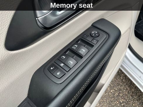 Used 2024 Chrysler Pacifica Touring-L image 15