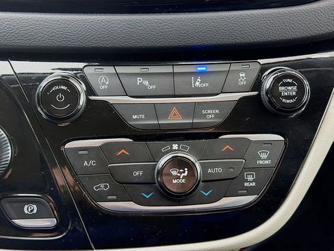 Used 2024 Chrysler Pacifica Touring-L image 33