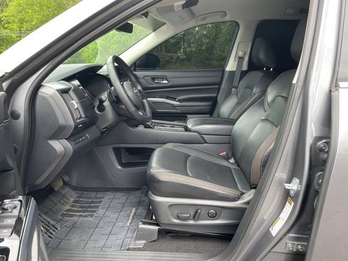 Used 2023 Nissan Pathfinder SL w/ Lighting Package (N92) FWD image 13