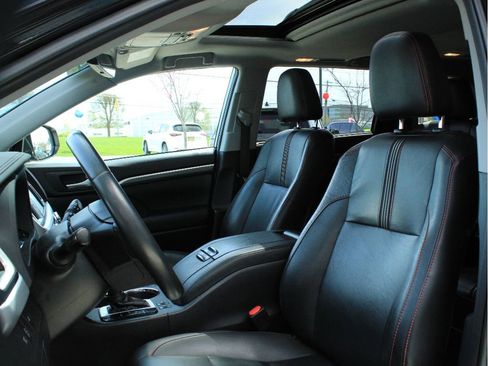 Used 2019 Toyota Highlander SE AWD/4WD image 10