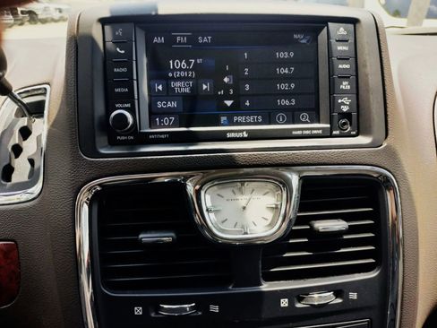 Used 2014 Chrysler Town & Country Touring-L w/ Driver Convenience Group FWD image 26