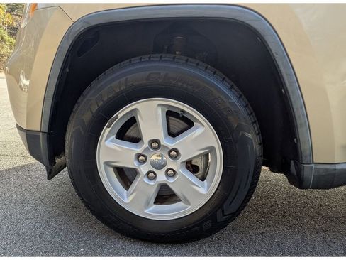 Used 2012 Jeep Grand Cherokee Laredo w/ Laredo E Group image 33