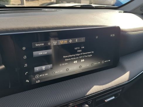 Used 2025 Nissan Kicks SR FWD image 19