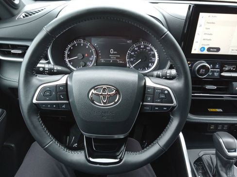 Used 2023 Toyota Highlander XSE AWD/4WD image 13