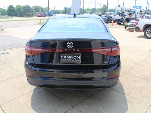 Used 2025 Volkswagen Jetta SE FWD image 6