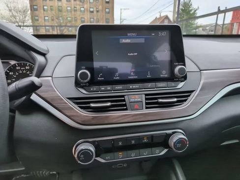 Used 2025 Nissan Altima 2.5 SV FWD image 18
