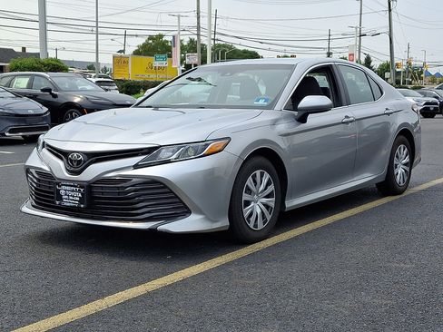 Used 2018 Toyota Camry FWD image 3