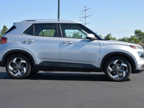 Used 2022 Hyundai Venue SEL FWD image 8