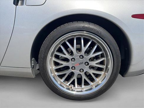 Used 2005 Chevrolet Corvette Coupe w/ Preferred Equipment Group RWD image 25