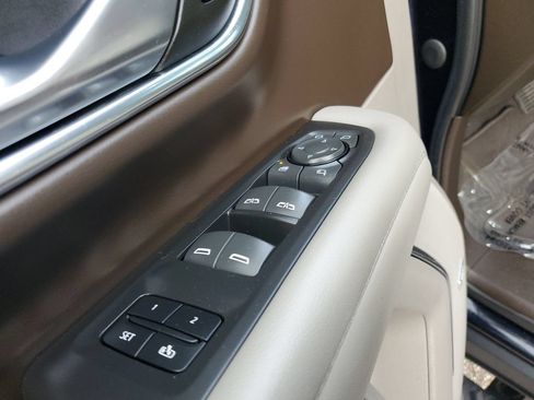 Used 2023 Chevrolet Suburban Z71 w/ Luxury Package AWD/4WD image 15