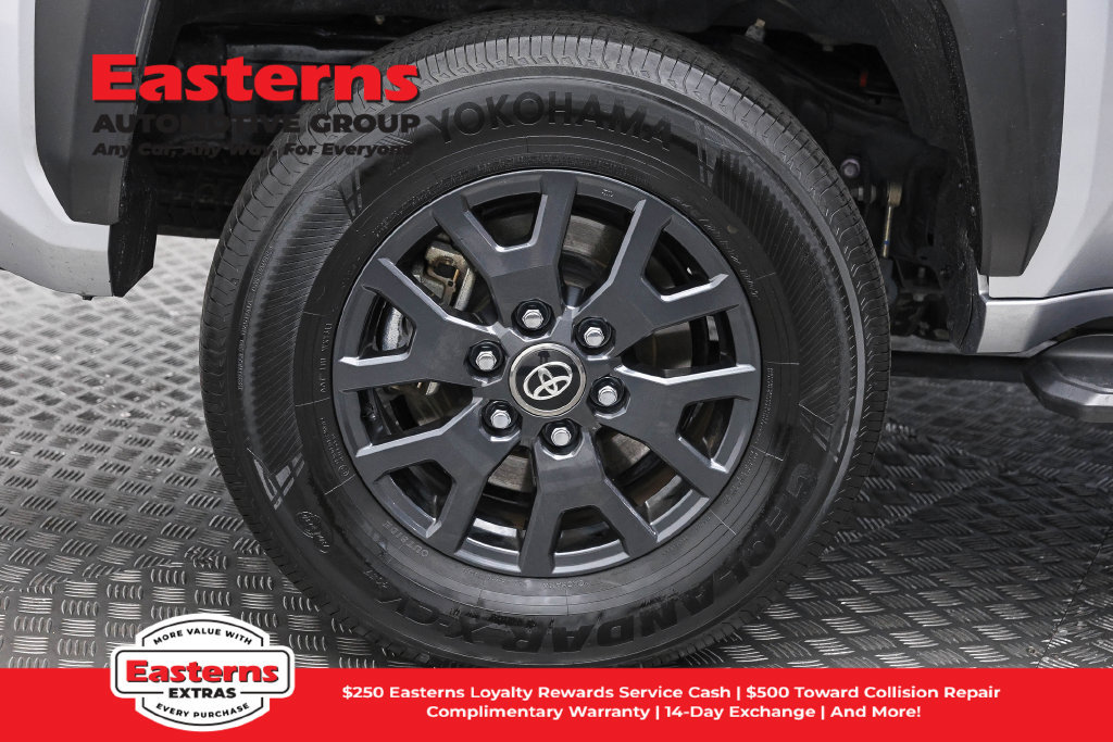 Used 2025 Toyota 4Runner SR5 AWD/4WD image 32