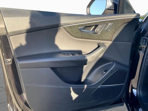 Used 2019 Audi Q8 Premium Plus w/ Premium Plus AWD/4WD image 22