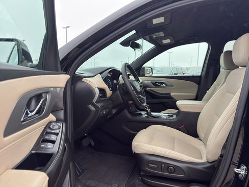 Used 2023 Chevrolet Traverse LT image 12