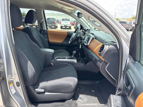 Used 2018 Toyota Tacoma SR5 RWD image 23