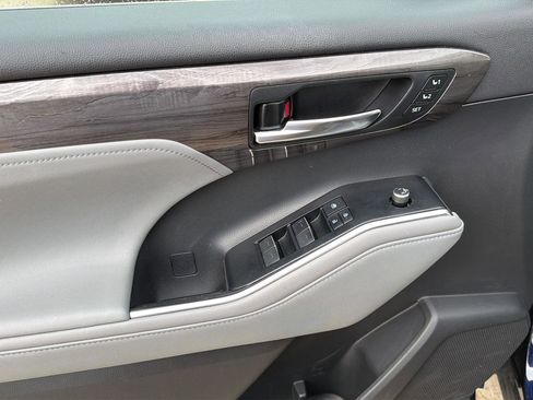 Used 2020 Toyota Highlander Platinum w/ Preferred Accessory Package AWD/4WD image 10