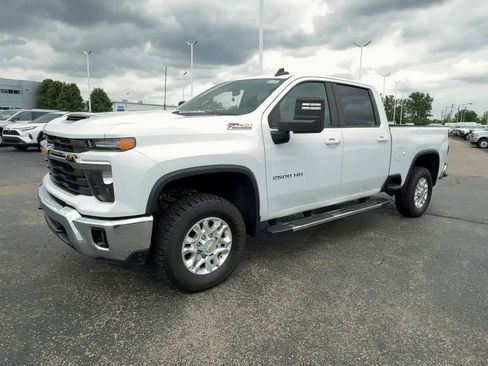 Used 2024 Chevrolet Silverado 2500 LT AWD/4WD image 4