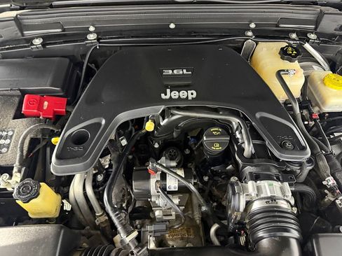 Used 2021 Jeep Wrangler Unlimited Sahara AWD/4WD image 34