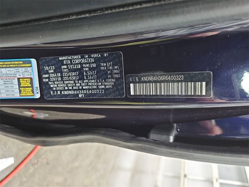 Used 2024 Kia Carnival LX image 34