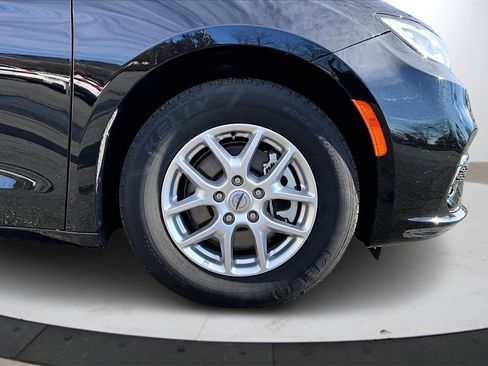 Certified 2024 Chrysler Pacifica Touring-L image 34