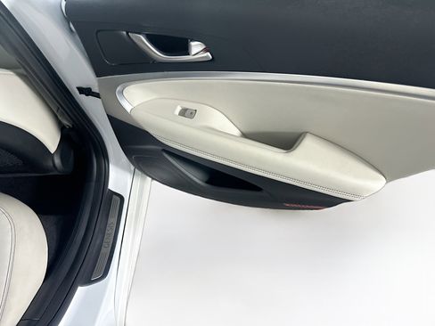 Used 2024 Genesis G70 2.5T image 30