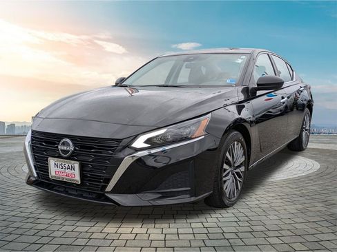 Used 2025 Nissan Altima 2.5 SV FWD image 9