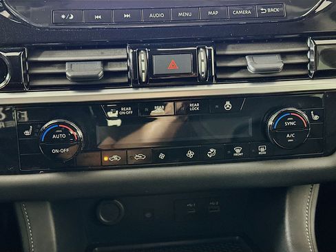 Used 2025 Nissan Pathfinder SL image 24