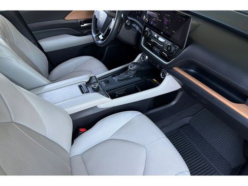 Used 2024 Toyota Grand Highlander AWD image 19